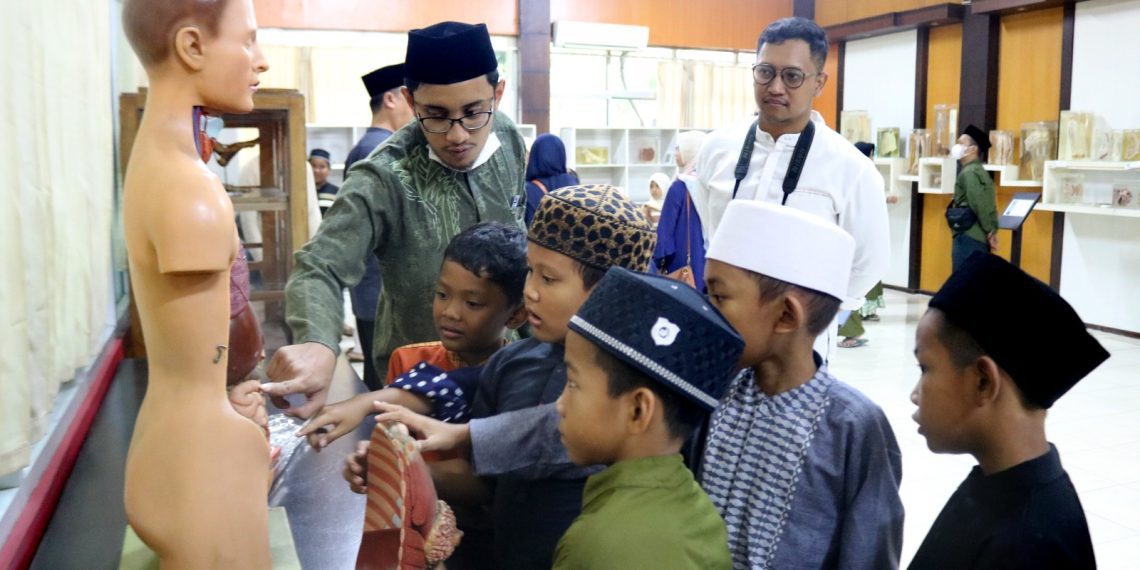 Semarakkan Idul Adha, Fakultas Kedokteran UB Ajak Anak Yatim Tur Fakultas